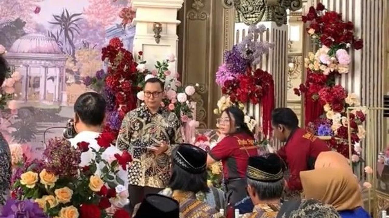 Beginilah potret dekorasi mewah lamaran yang diadakan di rumah sultan Sidoarjo yang viral di TikTok.