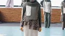 Seorang model memperagakan karya desainer asal Majalengka Ai Sulitiani di acara kelulusan Islamic Fashion Institute. (Liputan6.com/pool/IFC)