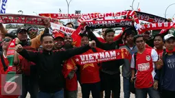 Suporter Timnas Vietnam berfoto bersama pendukung Indonesia jelang memasuki Stadion Pakansari, Bogor, Sabtu (3/12). Timnas Vietnam akan melakoni laga tandang semifinal pertama Piala AFF 2016 melawan Indonesia. (Liputan6.com/Helmi Fithriansyah)