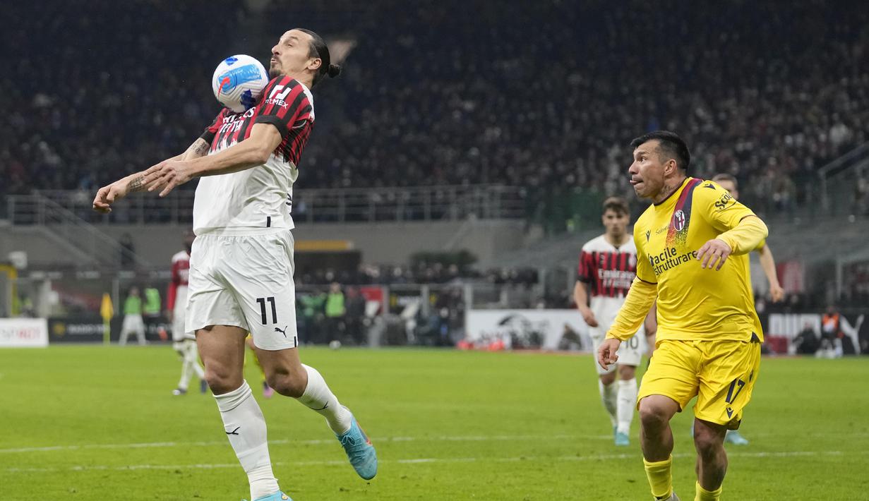 Sontak usai kejadian mengerikan tersebut membuat keduanya mendapatkan perawatan karena terlihat darah mengucur dari pelipis keduanya. (AP/Antonio Calanni)