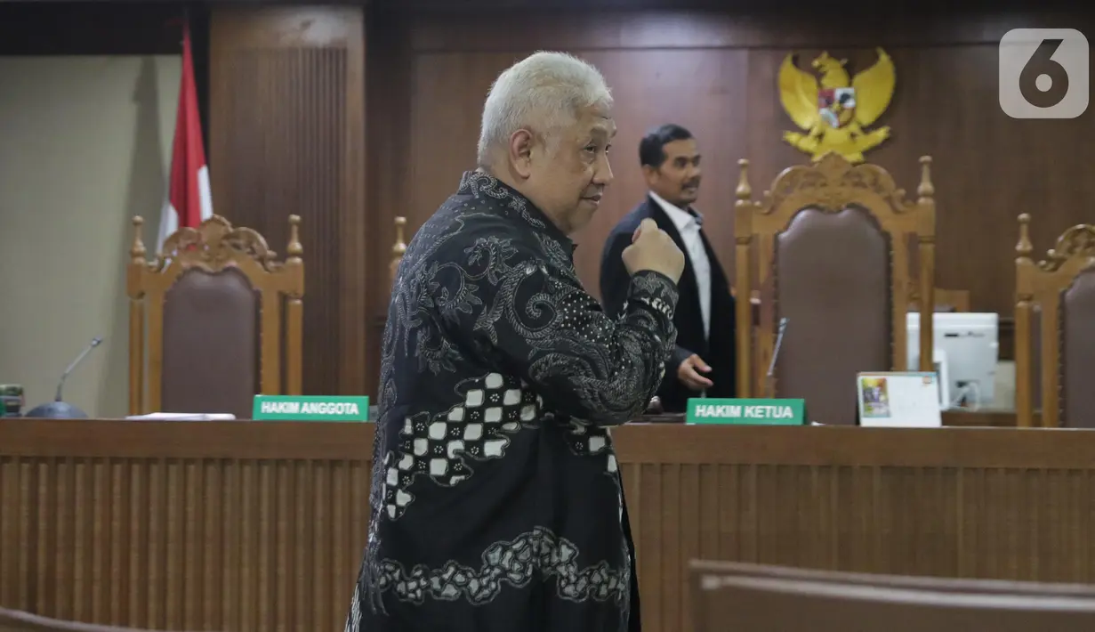 Terdakwa suap pengadaan barang di Badan Keamanan Laut (Bakamla), Erwin Syaaf Arief usai menjalani sidang pembacaan putusan di Pengadilan Tipikor, Jakarta, Senin (14/10/2019). Erwin Syaaf Arief dinyatakan bersalah dan dihukum 2,5 tahun penjara, denda Rp100 juta. (Liputan6.com/Helmi Fithriansyah)