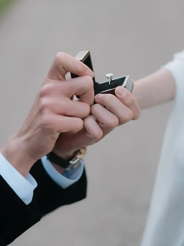 Foto Detail Cincin Syifa Hadju saat Dilamar El Rumi
