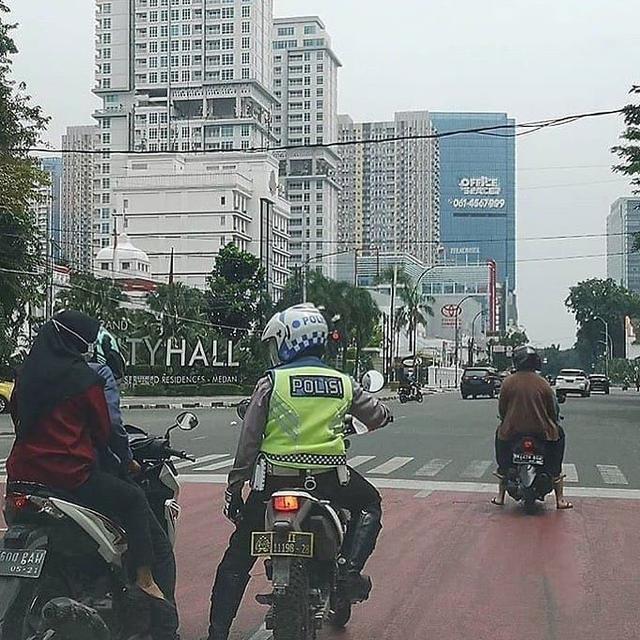 6 Aksi Polisi Tilang Pengendara yang Melanggar Ini Bikin Senyum