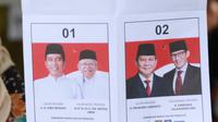 Petugas menunjukkan surat suara Pemilu 2019 di TPS 079 Panti Sosial Bina Laras Harapan Sentosa 2, Jakarta, Rabu (17/4). Di TPS tersebut, pasangan nomor urut 01 memperoleh 61 suara, pasangan nomor urut 02 memperoleh 55 suara, sementara suara tidak sah sebanyak 88 suara. (Liputan6.com/Immanuel Antoniu