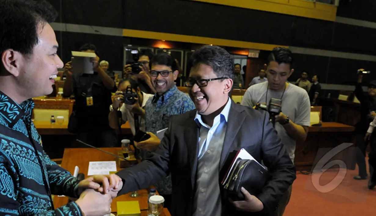 Ketua Komisi III DPR RI Aziz Syamsuddin (kiri), bersalaman dengan Hasto Kristiyanto, Jakarta, Rabu (04/02/2015). Rapat membahas terkait pertemuan Abraham Samad dengan sejumlah petinggi PDIP menjelang Pilpres 2014. (Liputan6.com/Andrian M Tunay)
