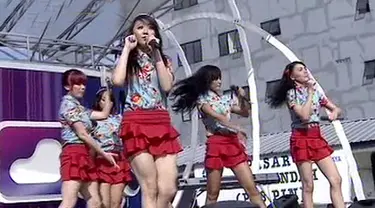 Cherrybelle membawakan lagu Pura-Pura Cinta dalam acara Inbox SCTV (16/06/2014) 