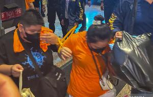 Dua orang warga negara asing terlibat kasus perjudian online jaringan internasional di Hayam Wuruk Plaza Tower turun dari mini bus menuju Gedung Kementerian Imigrasi dan Pemasyarakatan, Jakarta, Minggu (10/5/2026)  (Istimewa)