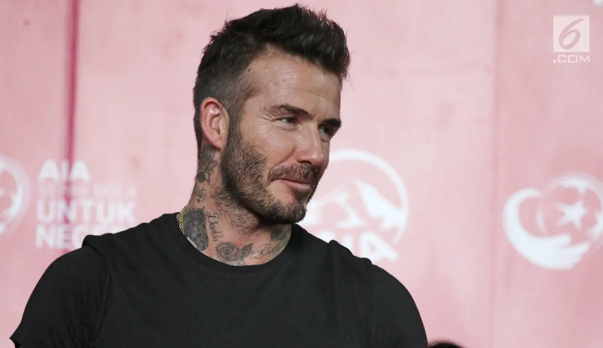 Mantan bintang sepak bola Inggris David Beckham memberikan sambutan pada acara AIA Sepak Bola untuk Negeri di Jakarta, Minggu (25/3). Dengan senyuman yang khas David Beckham tampil kenakan kaus hitam. (Liputan6.com/Herman Zakharia)