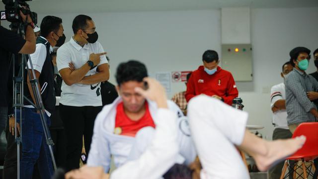 Deputi I Tim CdM Teuku Arlan Perkasa Lukman bersama Deputi II Tim CdM Zaenal Asikin saat meninjau pemusatan latihan nasional jujitsu menuju SEA Games 2021 Vietnam di L’Avenue, Jakarta, Selasa (5/4/2022).