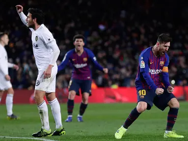 Selebrasi pemain Barcelona, Lionel Messi (kanan) setelah mencetak gol ke gawang Valencia dalam lanjutan Liga Spanyol di Camp Nou, Spanyol, Minggu (3/2). Dua gol Messi membuat pertandingan berakhir 2-2. (AP Photo/Manu Fernandez)