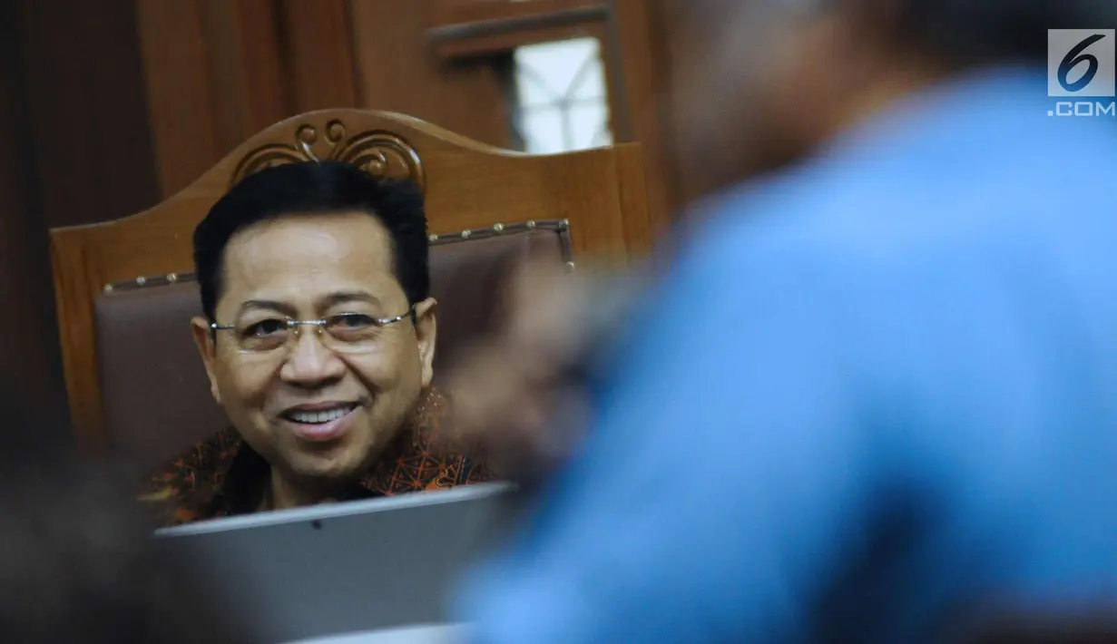 Terdakwa dugaan korupsi proyek e-KTP, Setya Novanto (kiri) menyimak keterangan saksi pada sidang lanjutan di Pengadilan Tipikor, Jakarta, Kamis (8/3). Sidang mendengar keterangan saksi-saksi. (Liputan6.com/Helmi Fithriansyah)