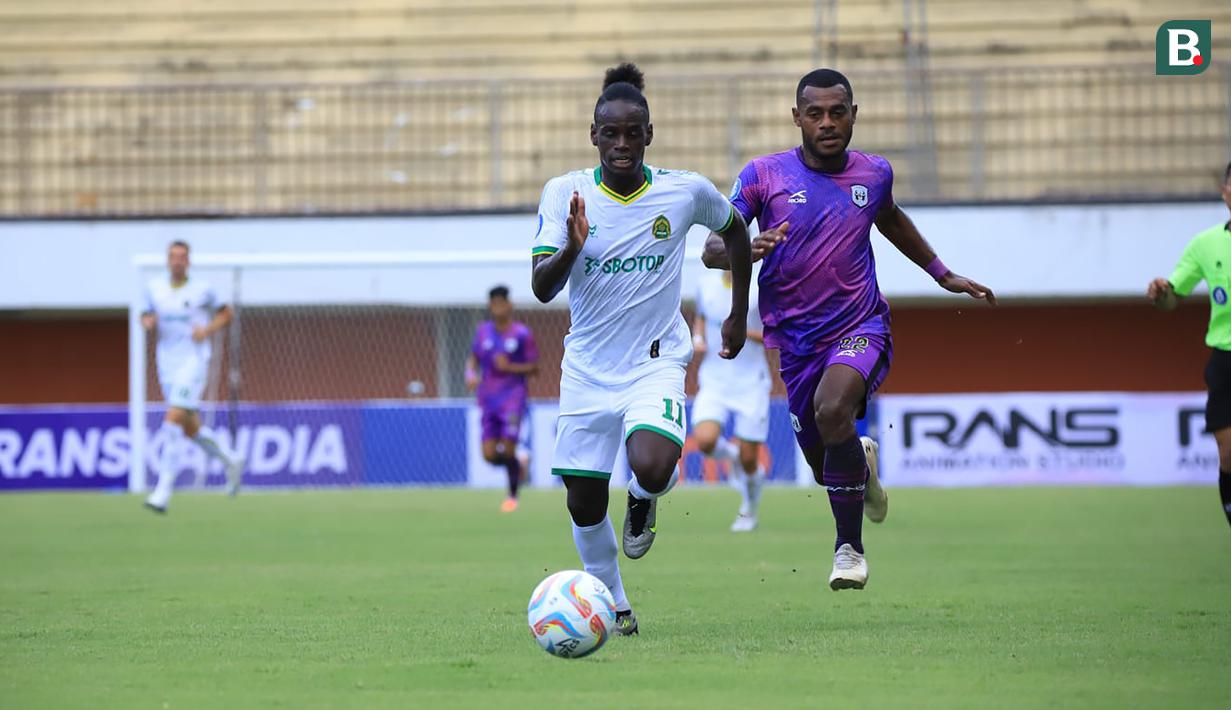 Pemain Persikabo 1973, Jose Varela (kiri) menguasai bola yang berusaha dikejar pemain RANS Nusantara FC, Marckho Sandy Merauje pada laga pekan pertama BRI Liga 1 2023/2024 antara RANS Nusantara FC menghadapi Persikabo 1973 di Stadion Maguwoharjo, Sleman, Yogyakarta, Senin (3/7/2023). (Bola.com/Nandang Permana)