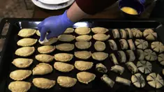 Seorang warga Irak membuat kue tradisional yang dikenal sebagai Kleicha untuk perayaan Idul Fitri di Baghdad, Irak, pada 23 Mei 2020. Kleicha, kue populer yang terbuat dari tepung dan mentega di Irak, dikreasikan dalam berbagai bentuk dengan beragam isian. (Xinhua/Khalil Dawood)