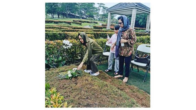 7 Potret BCL Kembali Ziarah ke Makam Ashraf Setelah Manggung, Tetap Tegar