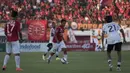Pemain Bali United, Bayu Gatra mengontrol bola pada laga Piala Presiden melawan Persija di Stadion I Wayan Dipta, Bali, Minggu (30/8/2015). (Bola.com/Vitalis Yogi Trisna)