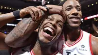 Duo Toronto Raptors Kyle Lowry (kiri) dan DeMar DeRozan rayakan kemenangan atas Milwaukee Bucks pada lanjutan NBA di Air Canada Centre, Senin (1/1/2018) atau Selasa (2/1/2018) WIB. (AP/Frank Gunn)