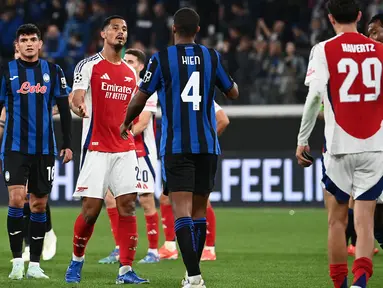 Pemain Atalanta dan Arsenal saling bersalaman usai matchday 1 League Phase Liga Champions 2024/2025 di stadion Atleti Azzurri d'Italia, Bergamo pada Kamis 19 September 2024 atau, Jumat (20/9/2024) dini hari WIB. (Isabella BONOTTO/AFP)