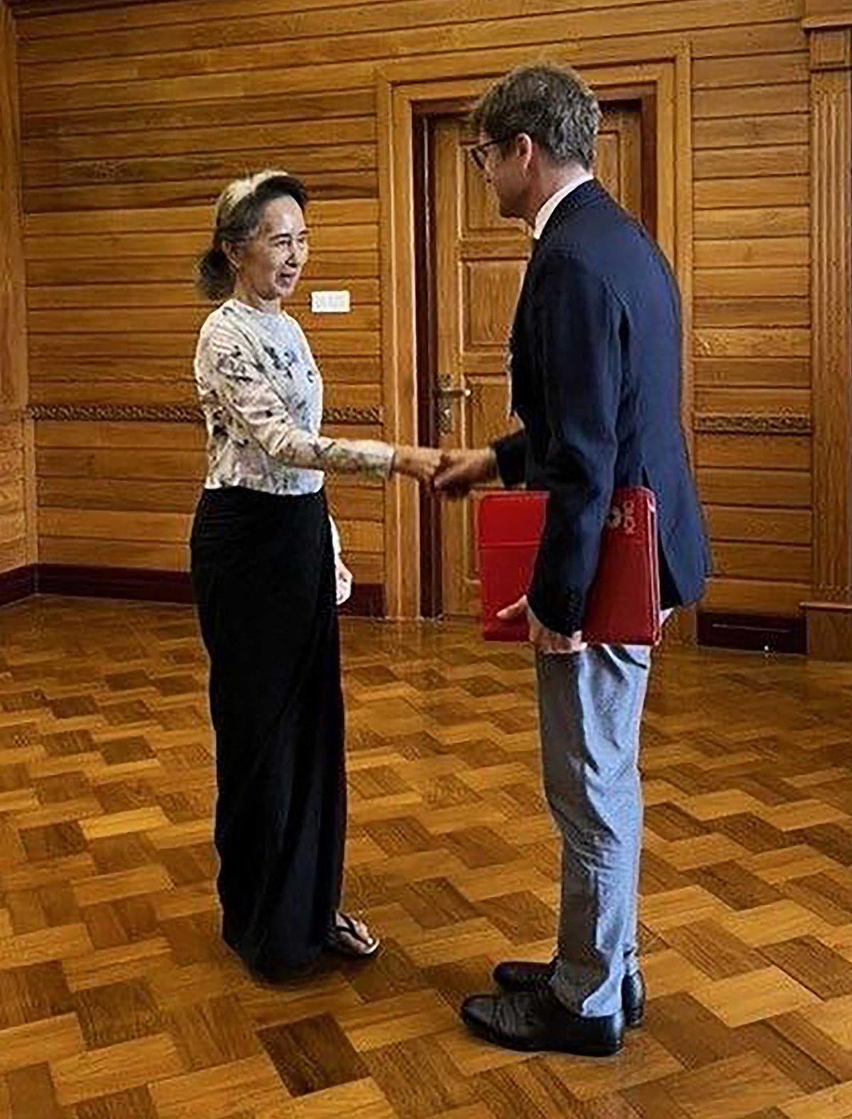 Aung San Suu Kyi Muncul Setelah Bertahun Tahun Tak Terlihat