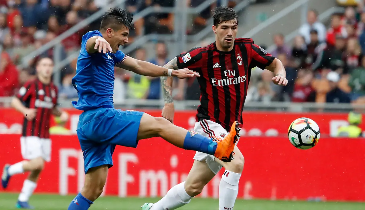 Bek AC Milan, Alessio Romagnoli berebut bola dengan pemain Fiorentina Giovanni Simeone saat bertanding pada lanjutan Liga Serie A Italia di stadion San Siro (20/5). Rossoneri memastikan tiket ke Liga Europa pada musim mendatang. (AP Photo/Antonio Calanni)