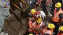 Petugas penyelamat mengevakuasi seekor kucing yang terjebak  di reruntuhan sebuah bangunan, Mumbai, India, Selasa (4/8/2015). Bangunan tersebut runtuh karena kondisinya yang sudah tak layak pakai dan menewaskan 11 orang.(REUTERS/Danish Siddiqui)