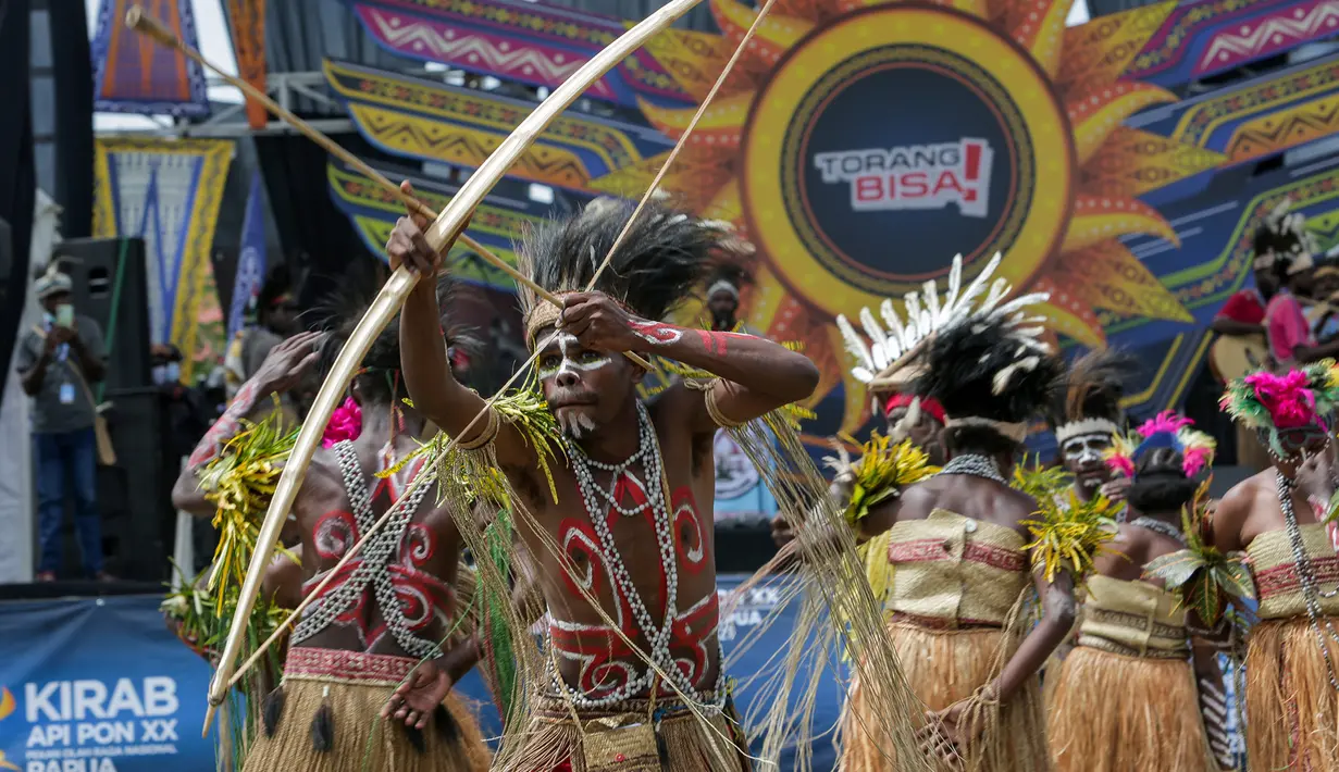 Sejumlah penari menarikan Tari Kaori saat tampil untuk menyambut datangnya Kirab Api PON XX Papua di Lapangan Kapsul Waktu, Merauke, Papua, Rabu 30 September 20201. (FOTO PB PON XX PAPUA/Ali Lutfi)