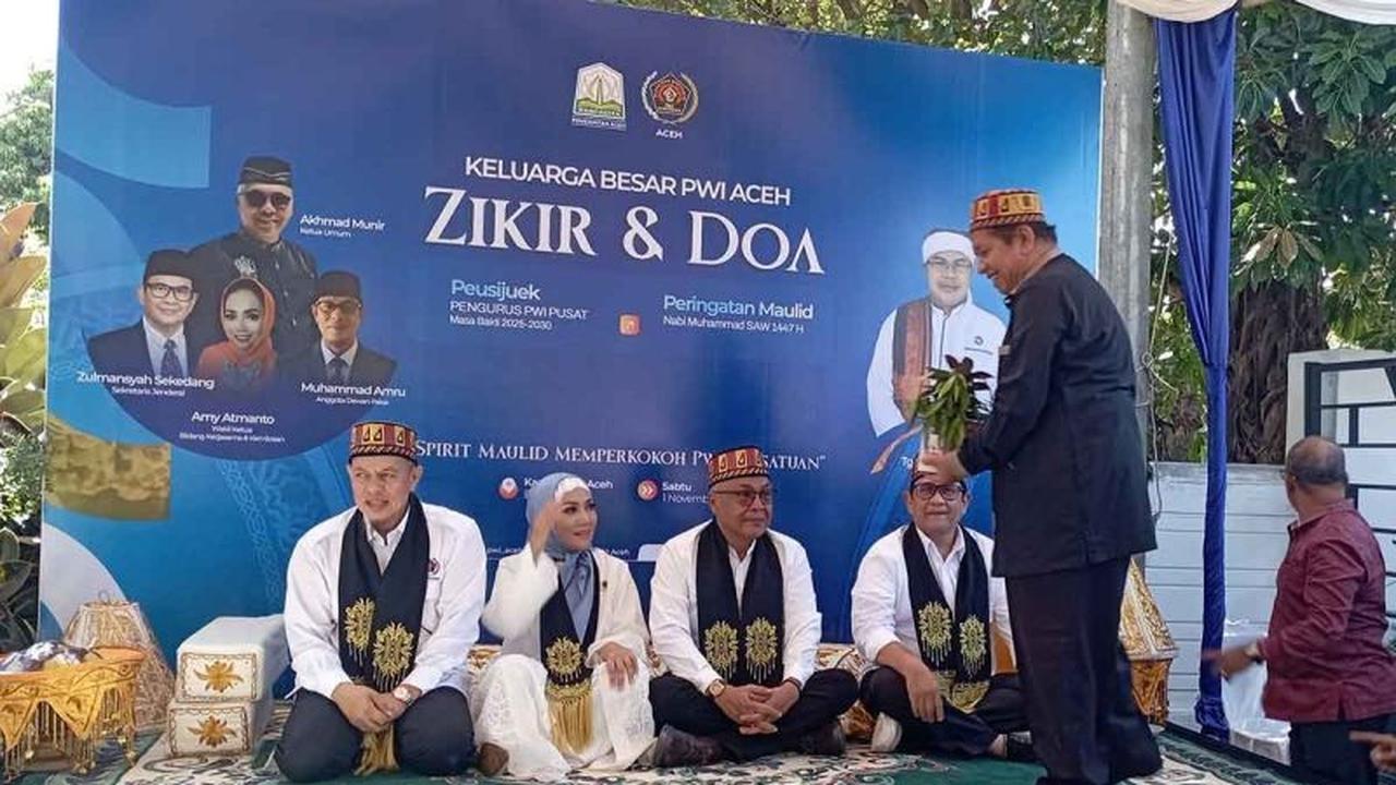 Unik! Ketua PWI Pusat Jalani Prosesi Adat Peusijuk di Aceh, Perkuat Silaturahim dan Amanah Jurnalistik