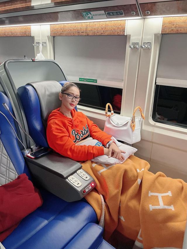 Inul Daratista naik kereta api ditemani selimut Hermes. (Foto: Dok. Instagram @inul.d)