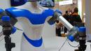 Robot yang pandai bermain catur unjuk kemampuan dalam pameran Consumer Electronic Show (CES) 2017 di Las Vegas, AS (8/1). Robot ini dilengkapi dengan kecerdasan buatan "intelligent vision system" yang bisa bekerja dengan presisi. (AFP/Rob Lever)