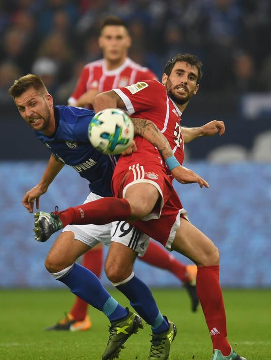 Gelandang Bayern Munchen, Javier Martinez, berebut bola dengan striker Schalke, Guido Burgstaller, pada laga Bundesliga, di Stadion Veltins, Selasa (20/9/2017). Bayern Munchen menang 3-0 atas Schalke. (AFP/Patrik Stollarz)