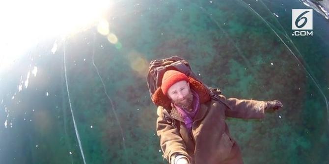 VIDEO: Pria Ini Berjalan di Atas Danau Terdalam Bumi