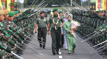 Pangdam Jaya/Jayakarta yang baru, Mayjen TNI Eko Margiyono (tengah) memasuki Markas Kodam Jaya, Jakarta, Kamis (31/1). Sebelumnya, Mayjen TNI Eko Margiyono menjabat sebagai Komandan Jenderal (Danjen) Kopassus. (Liputan6.com/Helmi Fithriansyah)