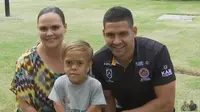 Quaden Bayles, tengah, bersama ibu dan pemain rugbi Cody Walker. (Australian Broadcasting Corporation via AP)