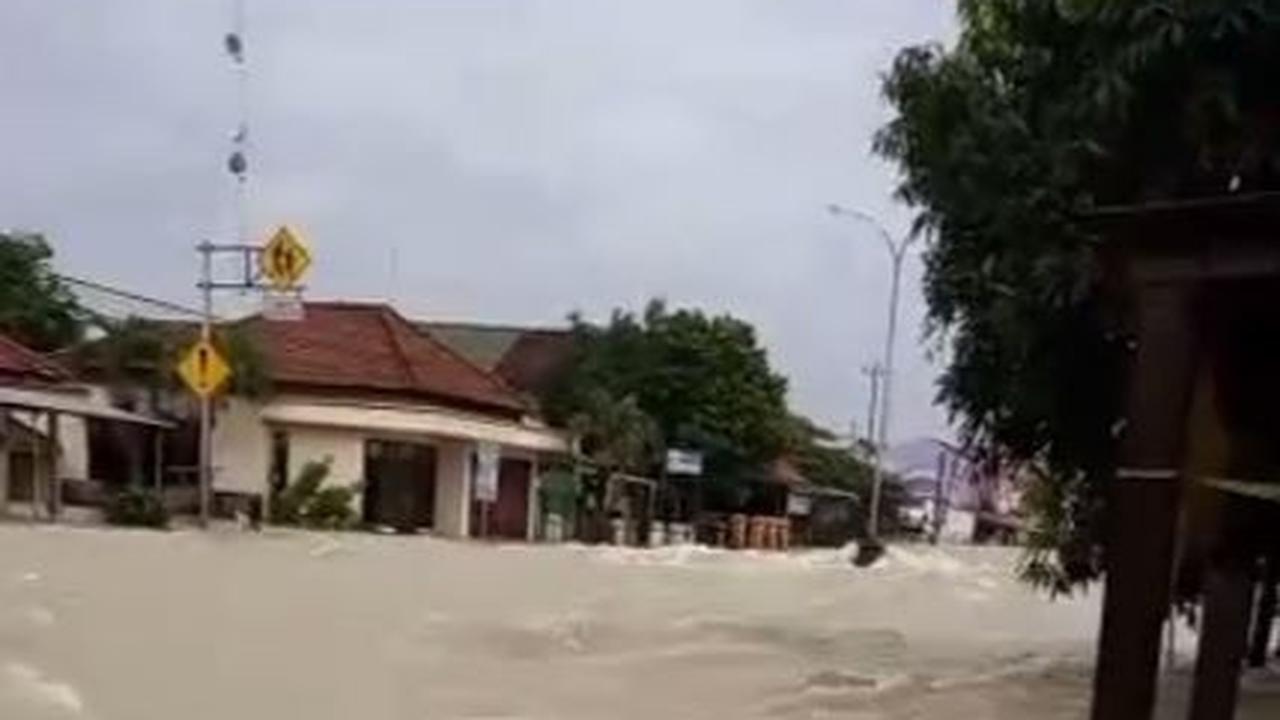 Bak Lautan, Potret 11 Kecamatan di Kabupaten Demak Terendam Banjir Karena 6 Tanggul Jeboh Usai Hujan Deras