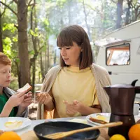 Anak picky eater kerap membuat orangtua khawatir, terutama ketika berada di tempat baru dengan pilihan makanan yang berbeda. Situasi ini bisa semakin menantang ketika rutinitas berubah dan anak merasa tidak familiar dengan lingkungan maupun makanan yang tersedia. (foto/dok: freepik)