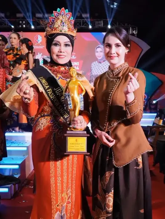 Sentuhan feminin tetap dipertahankan lewat maxi skirt batik warna cokelat tua yang ia kenakan sebagai bawahan. [@arumibachsin_94].