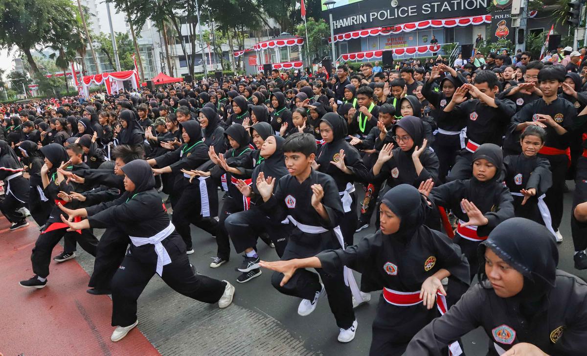 Flash Mob 6.000 Pesilat di Bunderan HI