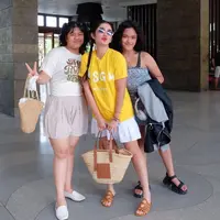 Ussy Sulistiawaty liburan bareng dua putri ABGnya Amel dan Ara ke Bali, lihat OOTD mereka yang bisa terlihat sebagai ibu-anak juga teman sepantar (Foto: Instagram @ussypratama)