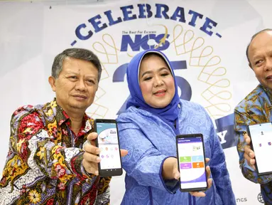 Dirut PT Nusantara Card Semesta (NCS) Reni S. Siregar (tengah) Direktur IT dan Human Capital Nanang Rohyat dan Direktur Operasional Mahatma Indra menunjukkan aplikasi NCS di Jakarta (6/12/2019). Aplikasi tersebut pelanggan bisa mendapatkan kebutuhan untuk mengirim paket atau dokumen. (Liputan6.com)