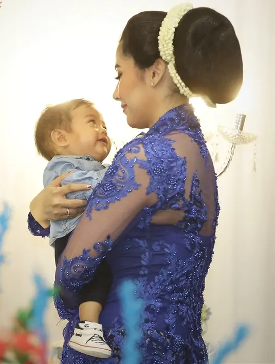 Ardina Rasti dan Arie Dwi Andika Gelar Tedak Siten