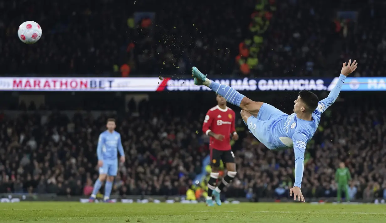 Bek Manchester City Joao Cancelo melakukan tendangan tendangan akrobatik saat menghadapi Manchester United (MU) dalam laga pekan ke-28 Liga Inggris 2021/2022, Minggu malam (6/3/2022) di Etihad Stadium. Manchester City menang telak 4-1 atas MU. (AP Photo/Jon Super)