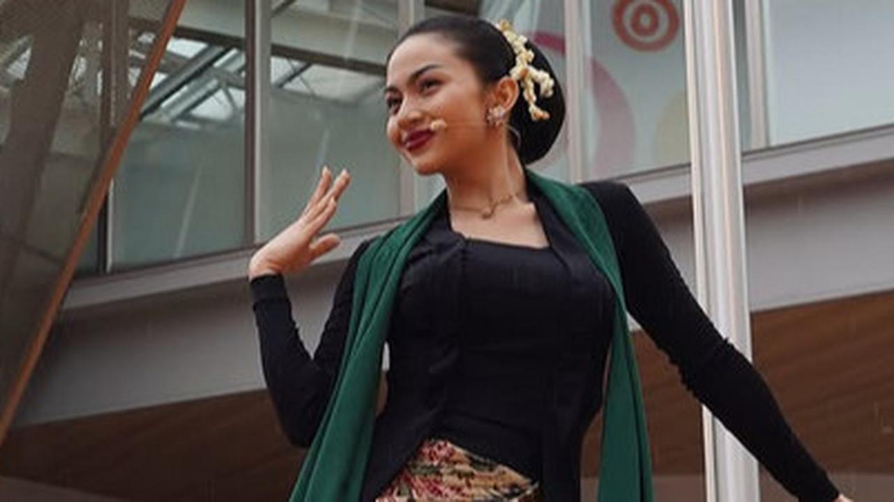 5 Potret Ariel Tatum Menari Jaipong Diiringi Gamelan Sunda di Jepang, Romantis Diiringi Rintik Hujan