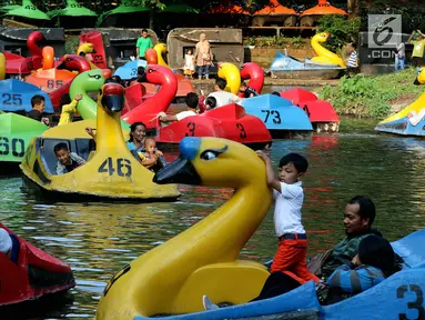 Pengunjung bermain bebek-bebekan saat mengisi libur Lebaran di Kebun Binatang Ragunan, Jakarta, Sabtu (16/6). Kebun Binatang Ragunan masih menjadi tempat favorit warga Jakarta untuk menghabiskan libur Lebaran. (Liputan6.com/JohanTallo)