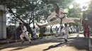 Murid Taekwondo Indonesia Manroe Club mengikuti latihan rutin di kawasan Kanal Banjir Timur (KBT), Jakarta Timur, Senin (16/8/2021). Taekwondo Manroe menggelar latihan di ruang terbuka akibat pemerintah meniadakan sementara olahraga di GOR selama pandemi COVID19. (merdeka.com/Iqbal S. Nugroho)