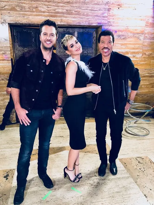 "Aku mendapatkannya!" ujar Katy Perry usai mencium sang kontestan dan bergembira dengan para juri. (instagram/katyperry)