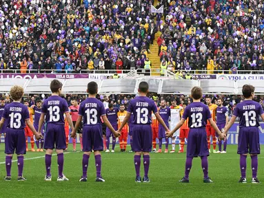 Sejumlah anak-anak mengenakan seragam Fiorentina dengan nama punggung Astori dan bernomor 13 jelang pertandingan Fiorentina vs Benevento di stadion Artemio Franchi di Florence (11/3). (AFP Photo/Claudio Giovannini)