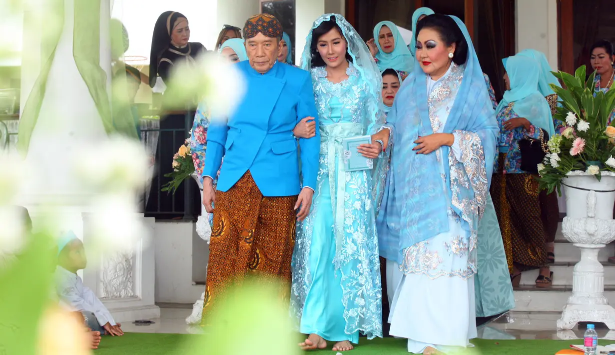 Dalam acara siraman tersebut, pihak keluarga mengambil latar belakang 7 air mancur di depan The Lodge. (Nurwahyunan/Bintang.com).