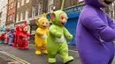 Sejumlah peserta mengenakan kostum karakter tokoh hiburan anak, salah satunya Teletubbies saat mengikuti Hamleys Natal Toy Parade di Regent Street di London, Inggris (20/11). (AFP/Niklas Halle'n)