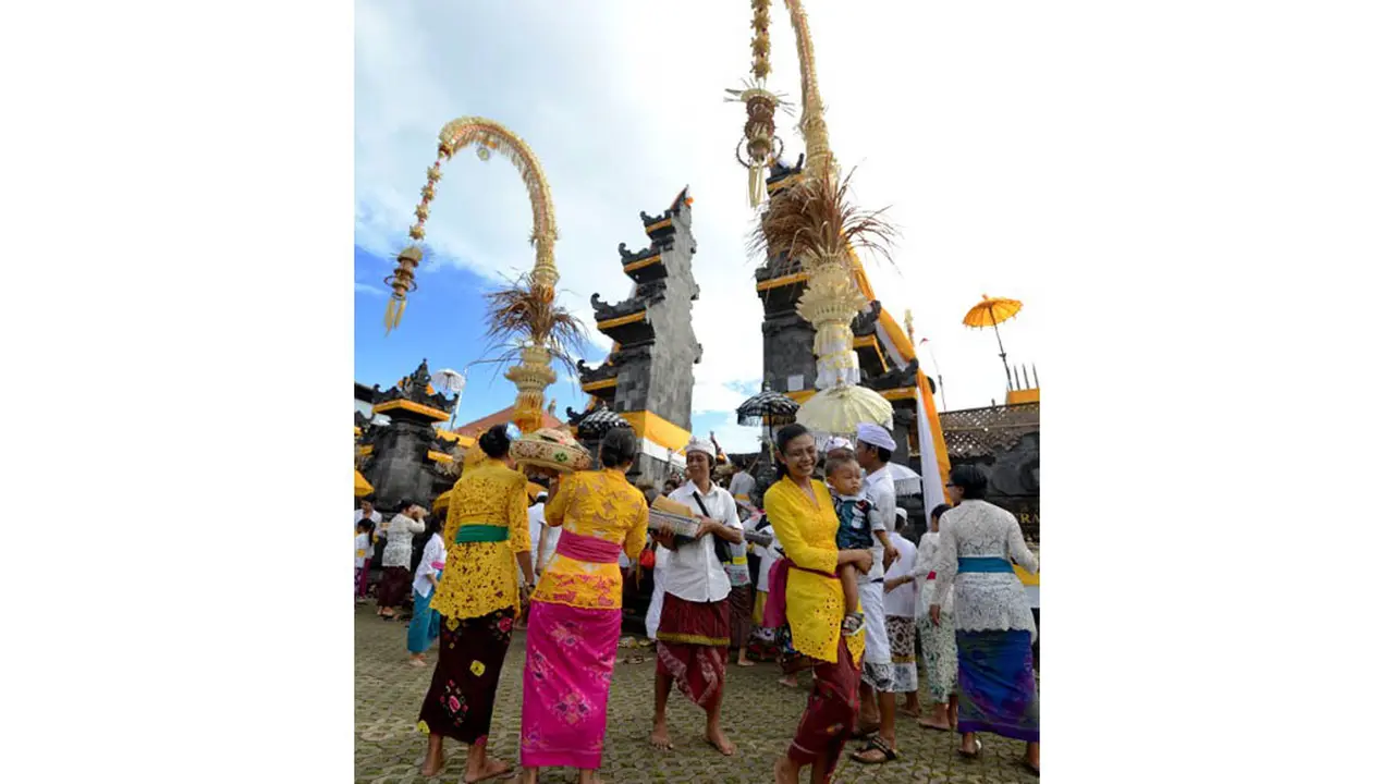 Jelang Hari Raya Galungan, Umat Hindu Padati Tempat Ibadah