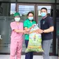 Penyerahan sampah layak daur ulang dari Klinik Bhakti Rahayu Dalung