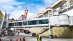 Kapal KM Dorolonda yang membawa penumpang tujuan Bitung-Tanjung Priok saat tiba di Pelabuhan Tanjung Priok, Jakarta, Selasa (22/12/2020). Para penumpang kapal diwajibkan menunjukkan surat keterangan hasil rapid test yang sebelumnya dilakukan di kota asal. (merdeka.com/Iqbal S. Nugroho)